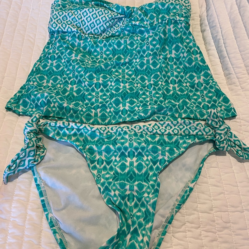 Two piece strapless tankini
